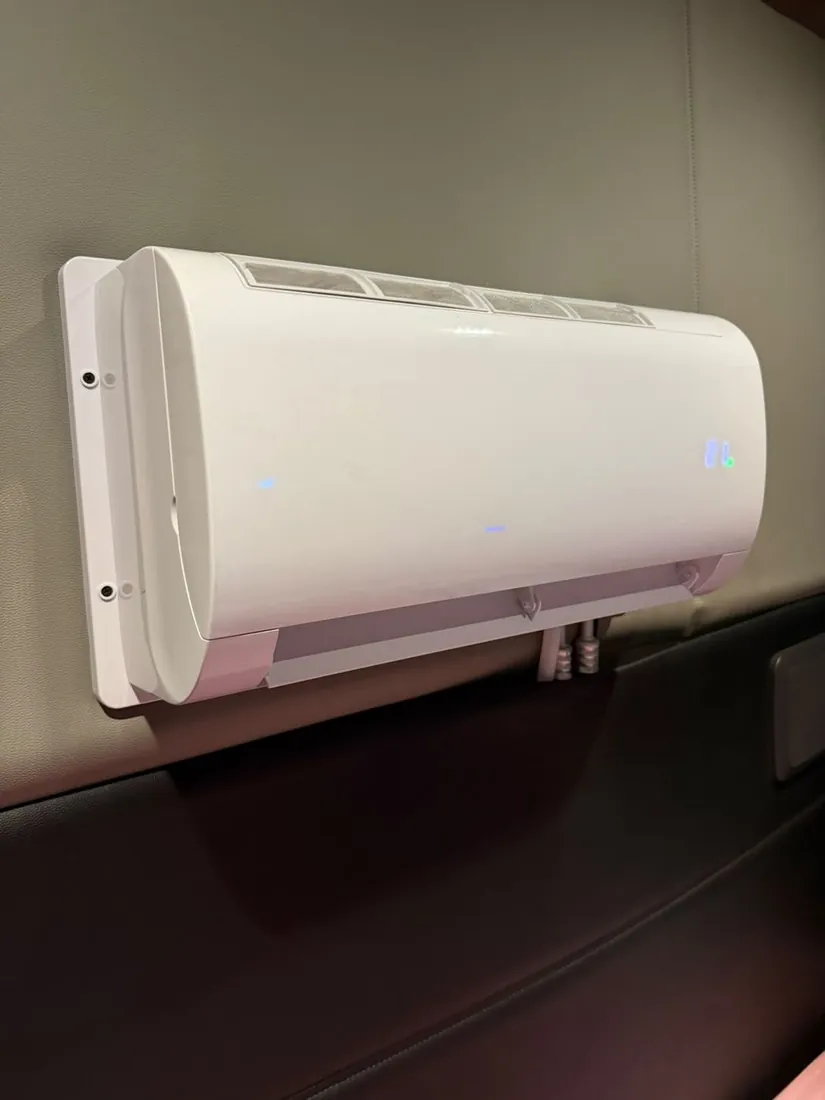 Unidad interna en el camarote. Tipo minisplit de 8,000 BTU, con pantalla de temperatura.